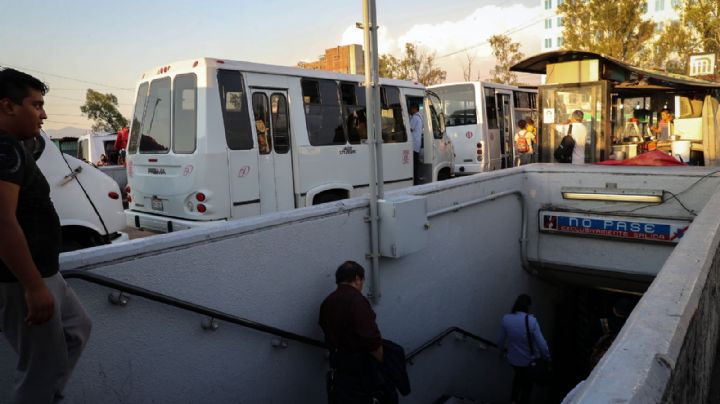 VIDEO: Hombre de 60 años se arroja a las vías del Metro en Cuatro Caminos; el tren lo arrolla