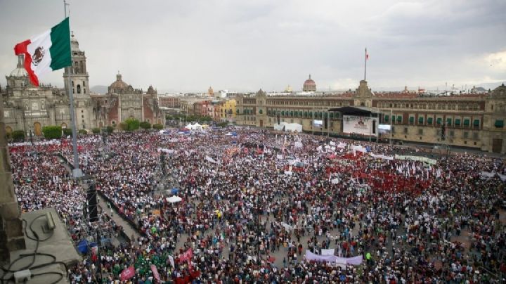 AMLO llena el Zócalo para celebrar los 5 años de su triunfo electoral: Simpatizantes en la lluvia