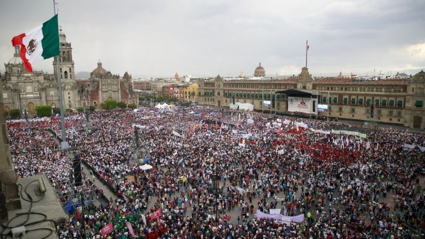AMLO llena el Zócalo para celebrar los 5 años de su triunfo electoral: Simpatizantes en la lluvia
