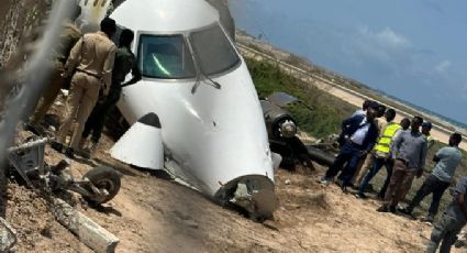 FUERTE VIDEO: Avión 'derrapa' en Somalia durante el aterrizaje y tras el impacto se parte en dos