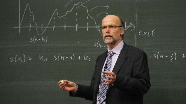 Profesor reprueba a 18 estudiantes universitarios por usar Chat GPT para responder un examen