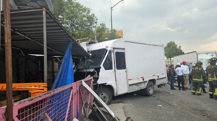 Emergencia en Iztapalapa: Camioneta se impacta contra puestos callejeros en Constitución de 1917