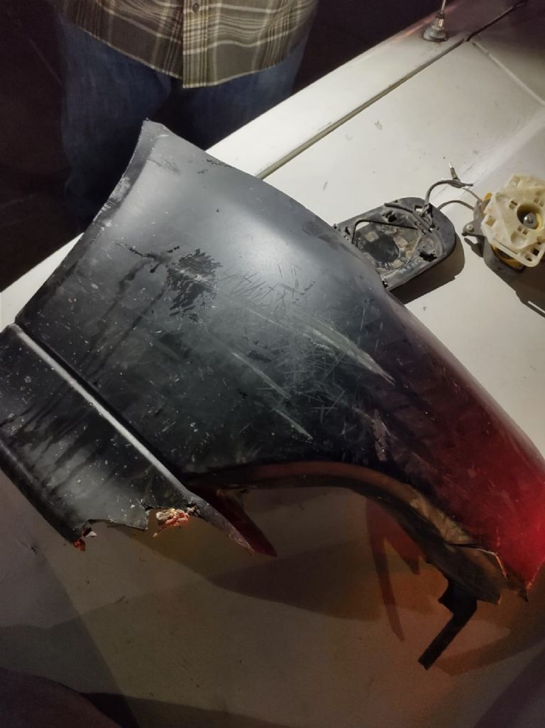 El vehículo que protagonizó el accidente perdió partes. Foto: Facebook