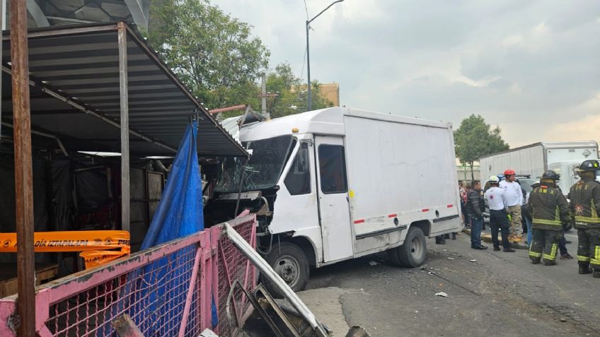 Emergencia en Iztapalapa: Camioneta se impacta contra puestos callejeros en Constitución de 1917