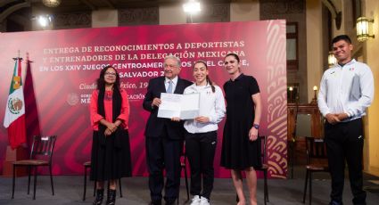 AMLO entrega apoyos tras histórica participación en JCC; este es el monto que recibieron los atletas