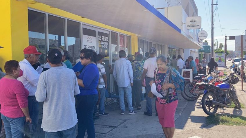 Para evitar golpes de calor, Ayuntamiento de Cajeme apoya con agua y sueros a rastreadoras y ancianos