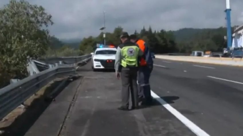 Fuerte accidente vehicular en la autopista México-Toluca: Camioneta se vuelca; hay 2 muertos