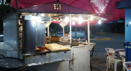 FOTOS: Taquero estremece a comensales al limpiar el trapeador en el comal donde cuece la carne