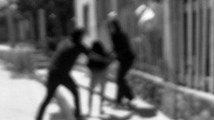 VIDEO: Por quedarse distraída chateando con el celular, sujeto le roba a una mujer a su bebé