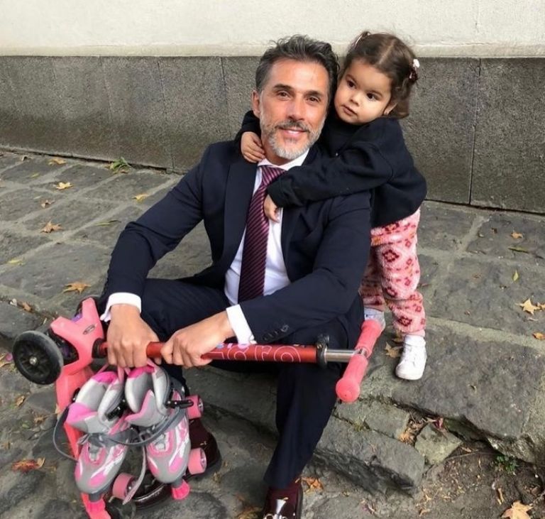 Sergio Mayer y su nieta 