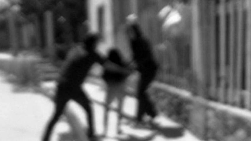 VIDEO: Por quedarse distraída chateando con el celular, sujeto le roba a una mujer a su bebé