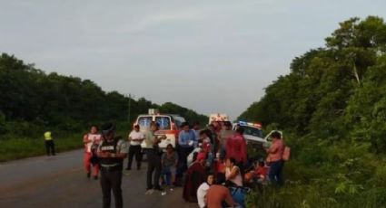 Trágico accidente: Un menor de 13 años muere prensado después de volcadura de un autobús en Bacalar