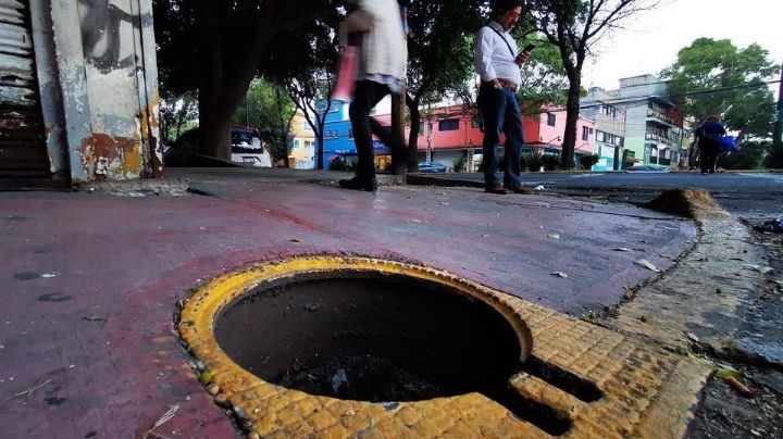 Abuelito cae a coladera sin tapa en la Venustiano Carranza; autoridades capitalinas lo rescatan