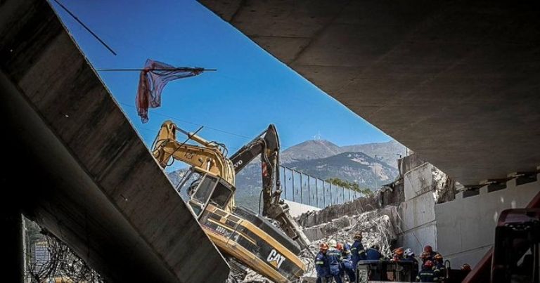 Puente en Grecia deja dos muertos. Foto: Twitter