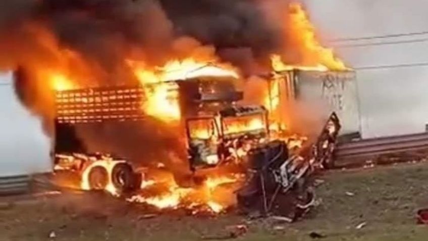 Imágenes fuertes: Conductores mueren calcinados tras carambola en la México-Tuxpan; hay 2 lesionados