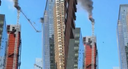 (VIDEO) Emergencia en NY: Grúa se quema y derrumba de un edificio de 45 pisos; saldo es de 6 heridos