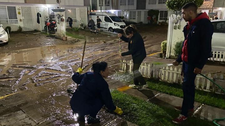 Tras fuertes lluvias se desborda canal en Chalco; decenas de casas se inundan de aguas negras