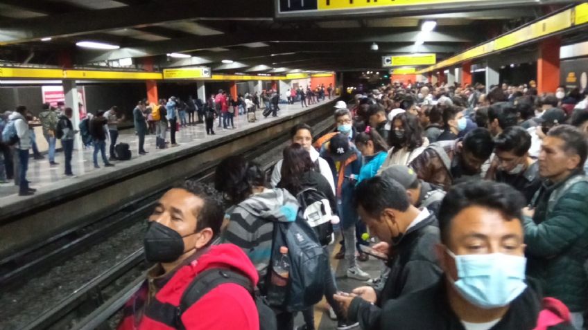 Reportan retrasos en cuatro líneas del Metro de la CDMX: Usuarios denuncian espera de 25 minutos