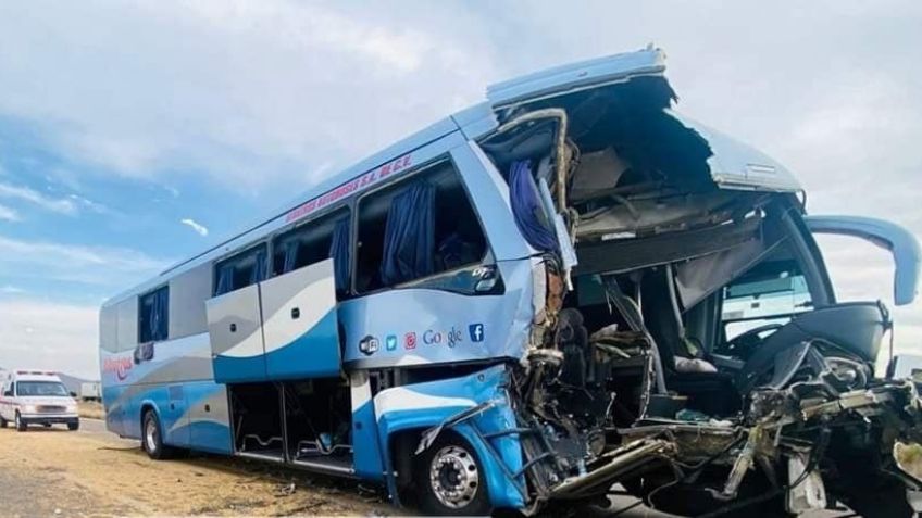 Fuerte accidente: Camión se impacta contra tractocamión en la Altar-Santa Ana, en Sonora, 22 lesionados
