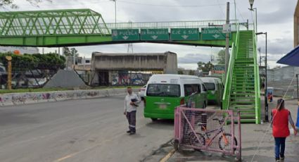 Chica se pelea con su pareja e intenta saltar de un puente peatonal en Iztapalapa; oficiales la rescatan