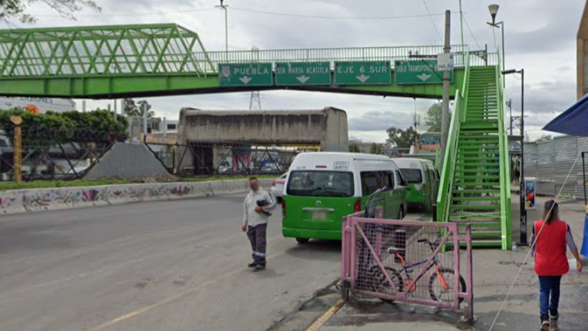 Chica se pelea con su pareja e intenta saltar de un puente peatonal en Iztapalapa; oficiales la rescatan