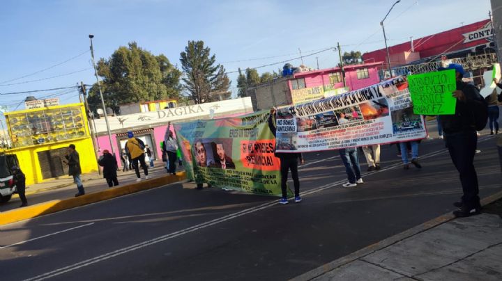 Comerciantes colapsan avenida Tláhuac: Exigen apoyo de 449 mil pesos por pérdidas en sus negocios