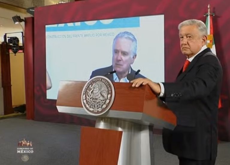 AMLO se burló de Santiago Creel en la 'mañanera'. Foto: Gobierno de México
