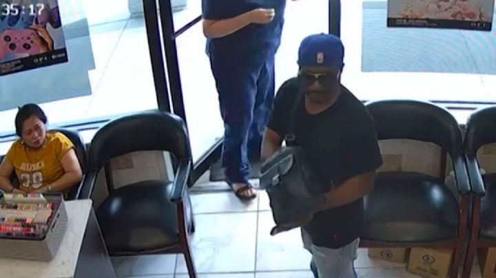 (VIDEO) De no creer: Ladrón entra a un salón en Atlanta pero pese a sus amenazas, nadie le hace caso