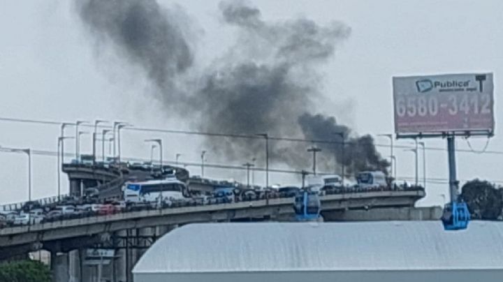 Se incendia automóvil en la Calzada Ignacio Zaragoza, en Iztapalapa; es el segundo en 24 horas