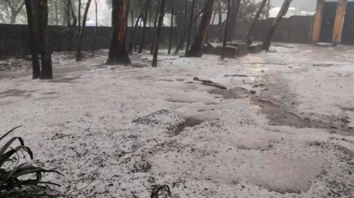 Impresionante tormenta 'azota' la Magdalena Contreras, granizo tiñe de blanco la zona