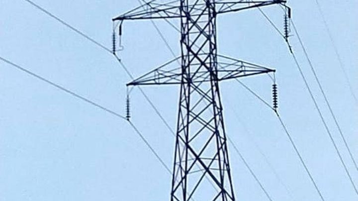 Policías de CDMX impiden intento de suicidio: Hombre pretendía lanzarse de torre eléctrica