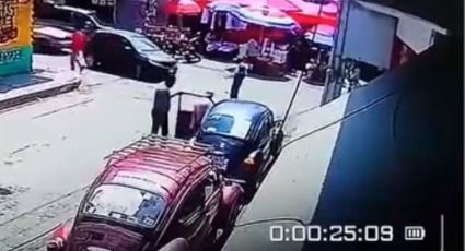 VIDEO: Captan el momento en que un Vocho atropella a personas en tianguis de Cuautepec