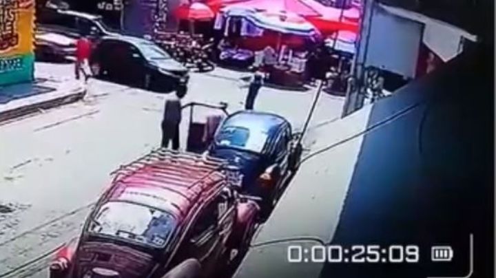 VIDEO: Captan el momento en que un Vocho atropella a personas en tianguis de Cuautepec