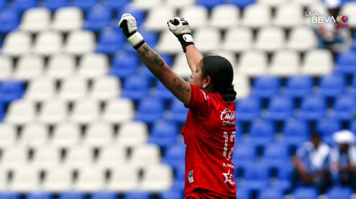 Portera del Puebla Karla Morales hace historia en la Liga MX Femenil con gol ante Pumas