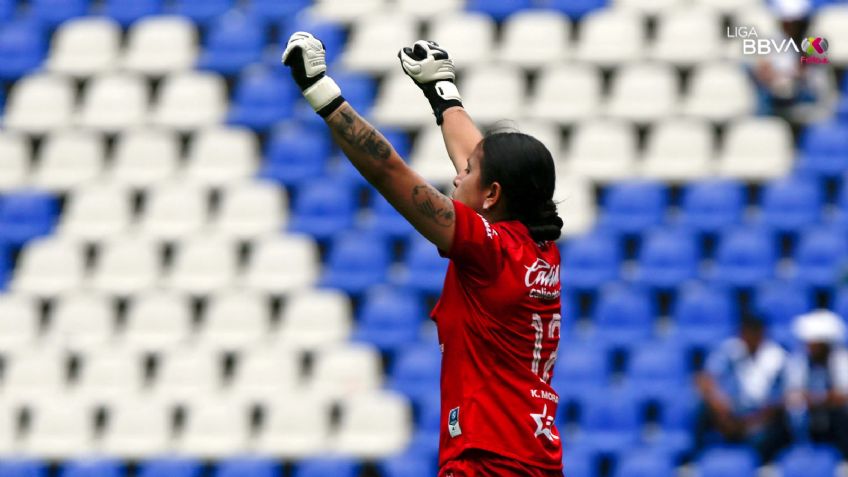 Portera del Puebla Karla Morales hace historia en la Liga MX Femenil con gol ante Pumas