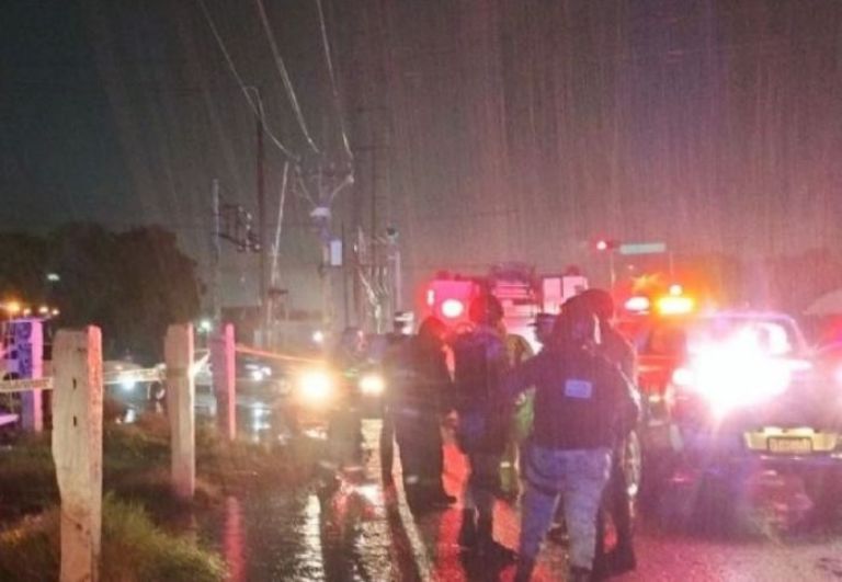 Camioneta arrastrada por el tren en Celaya