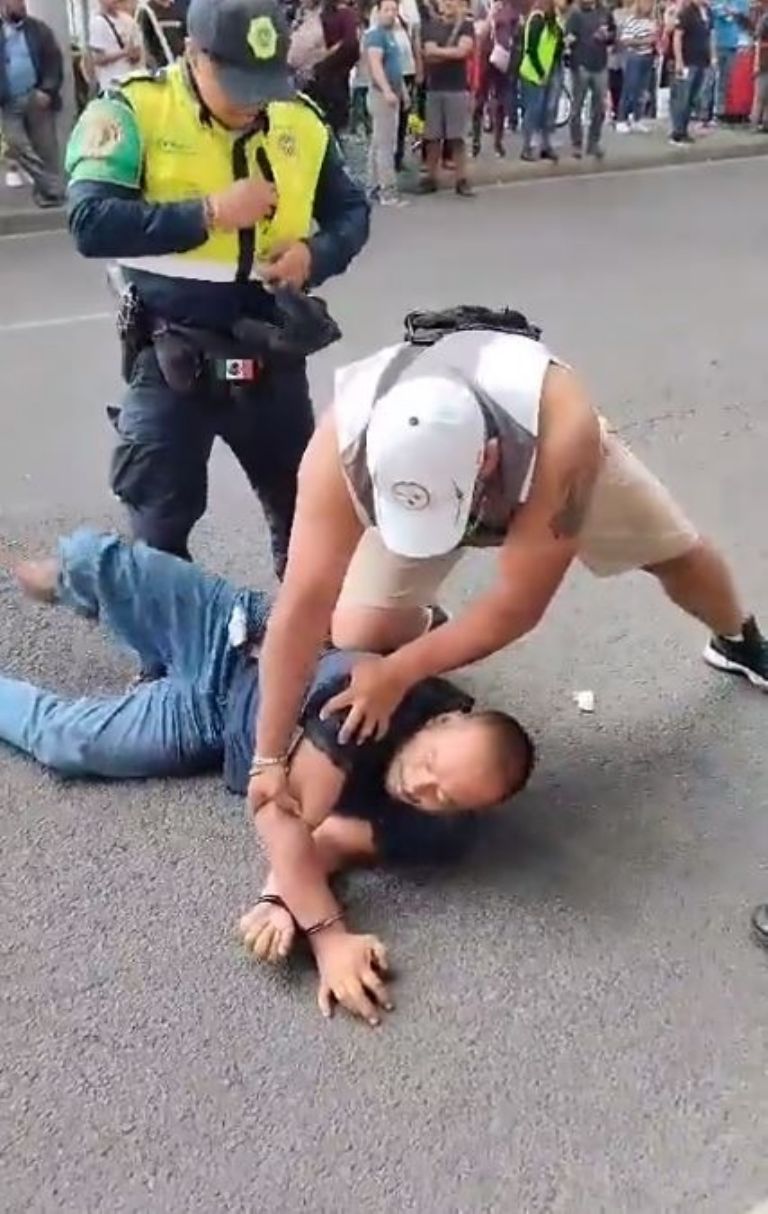 Microbusero golpea a Policías en CDMX