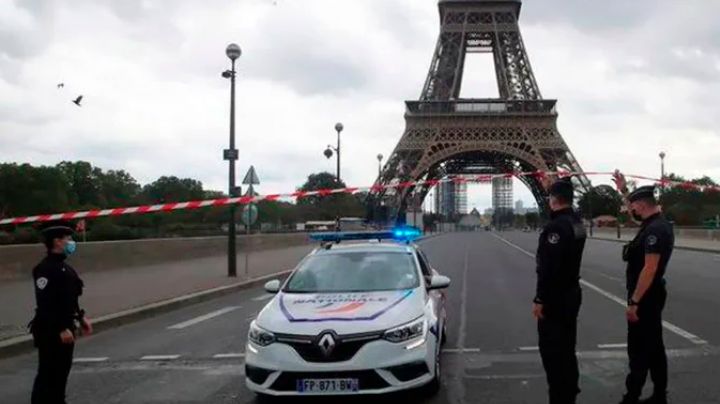 Policía de París detiene a un hombre por saltar en paracaídas desde la Torre Eiffel