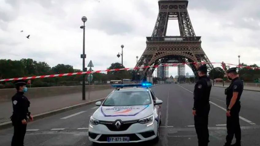 Policía de París detiene a un hombre por saltar en paracaídas desde la Torre Eiffel