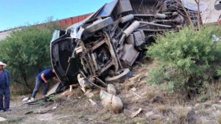 VIDEO: Camión de pasajeros trata de ganarle el paso al tren; tras choque, hay 6 muertos y 11 heridos
