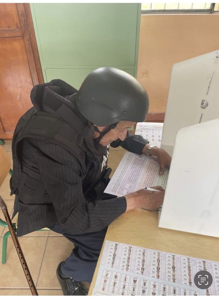 Candidato vota con chaleco antibalas en Ecuador 
