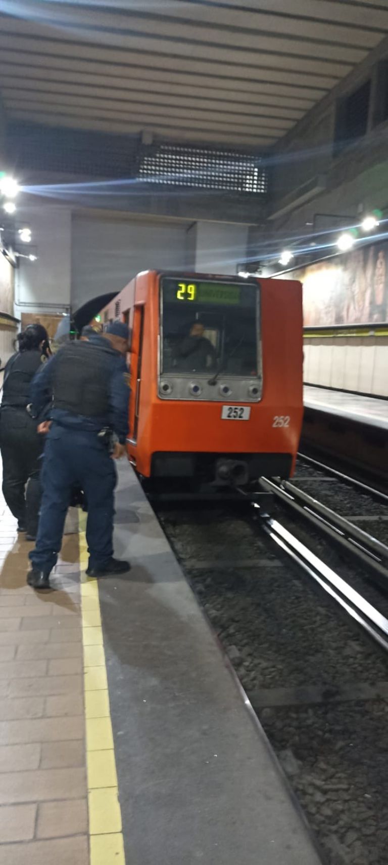 Mujer se arroja al metro Copiilco