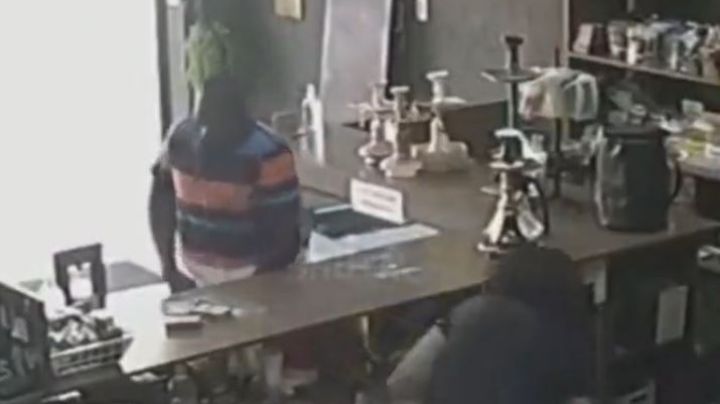 VIDEO: Comerciantes balean a presunto extorsionador en un local; le dan ocho tiros