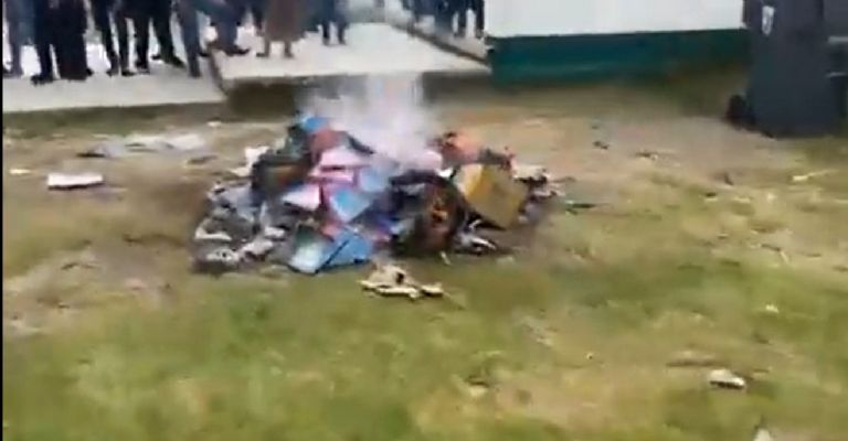 Queman libros de la SEP en Chiapas. Foto: Twitter