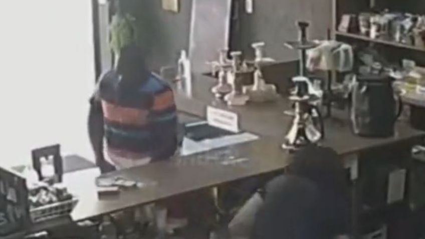 VIDEO: Comerciantes balean a presunto extorsionador en un local; le dan ocho tiros