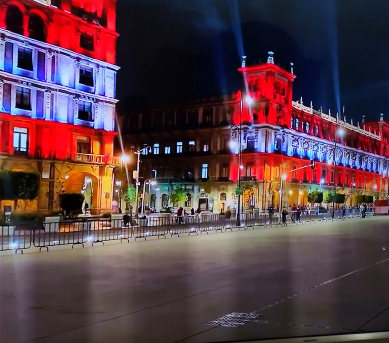 Adornos de independencia en el Zócalo