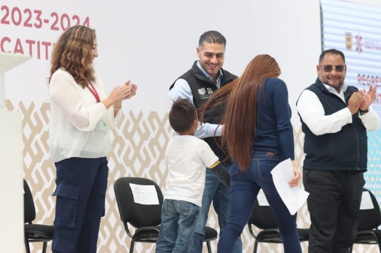 Entrega de mochilas escolares en CDMX