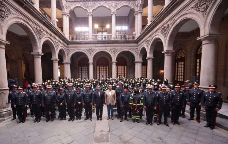 Nuevo uniforme de Bomberos en CDMX