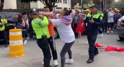 VIDEO: Presuntos simpatizantes de Claudia Sheinbaum agreden a policías; les dan golpiza