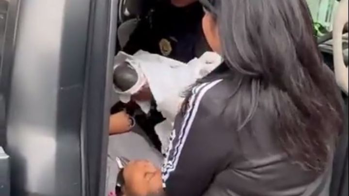 VIDEO: Mujer da a luz a dos bebés en calles de Iztapalapa; oficiales los reciben